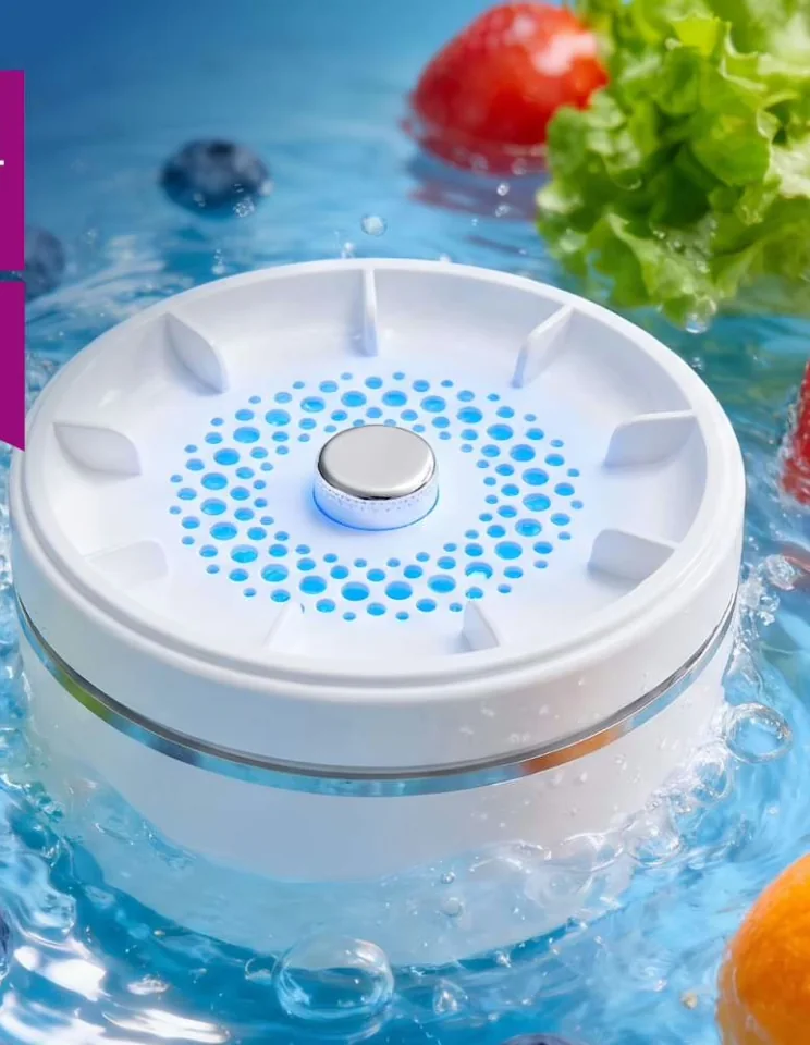 Appareil PuriEasy immergé dans un bol d'eau claire au milieu de fruits et de feuilles de salade